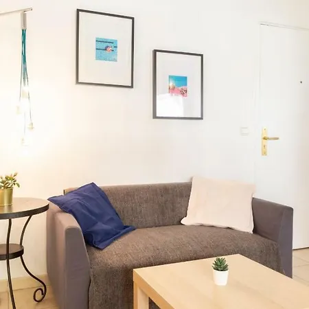 1 Bedroom In Center *